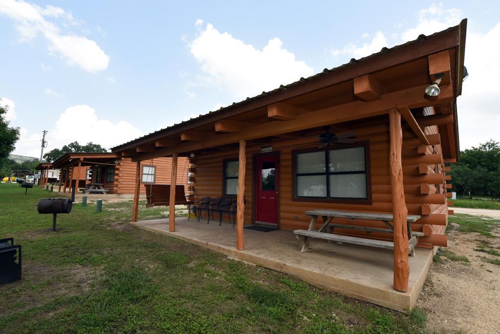 River Bluff Cabins Rio Frio Esterno foto